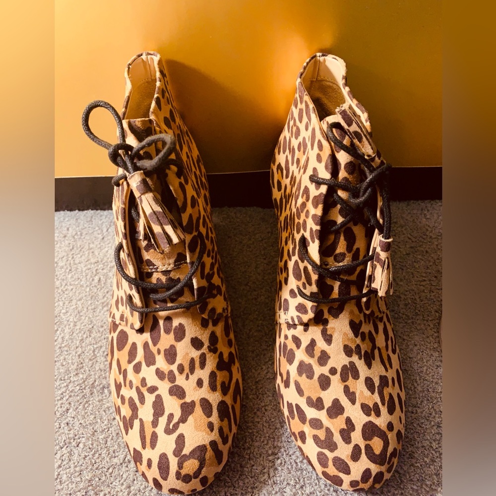NWOT Dr Scholls Wedge Heel Lace Up Animal Print Faux Suede Booties ❤️⭐️
